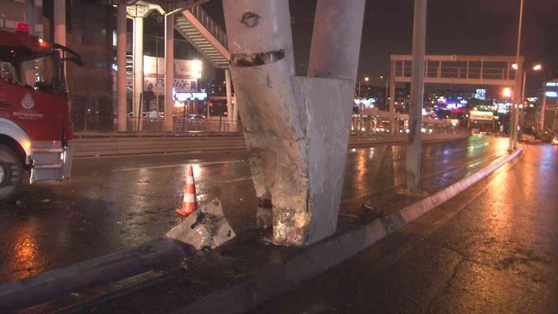 Beylikdüzü’nde hafriyat kamyonunun üst geçidin ayağına çarptığı anlar kamerada
