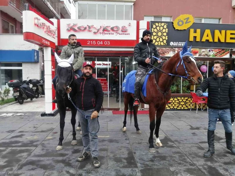 Bu mekanın kuryeleri siparişleri at ile getiriyor
