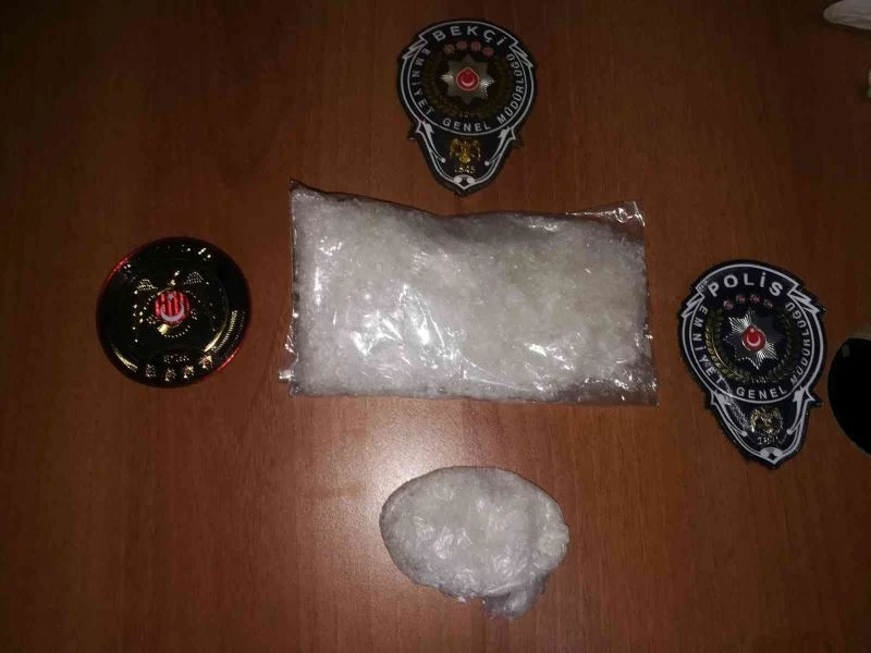 Ekiplerce durdurulan araçta 142 gram metamfetamin ele geçirildi
