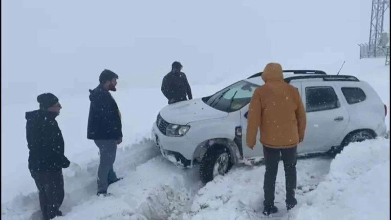 Habere giden gazeteciler karda mahsur kaldı
