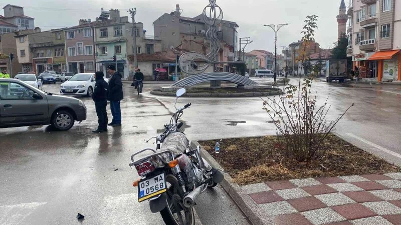 Otomobille çarpışan motosiklette 2 kişi yaralandı
