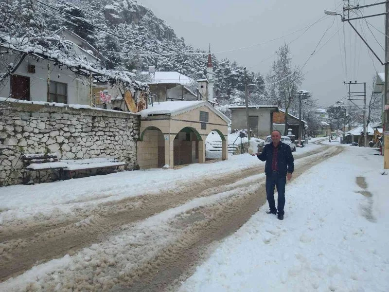 Kumluca yaylalarında kar sevinci
