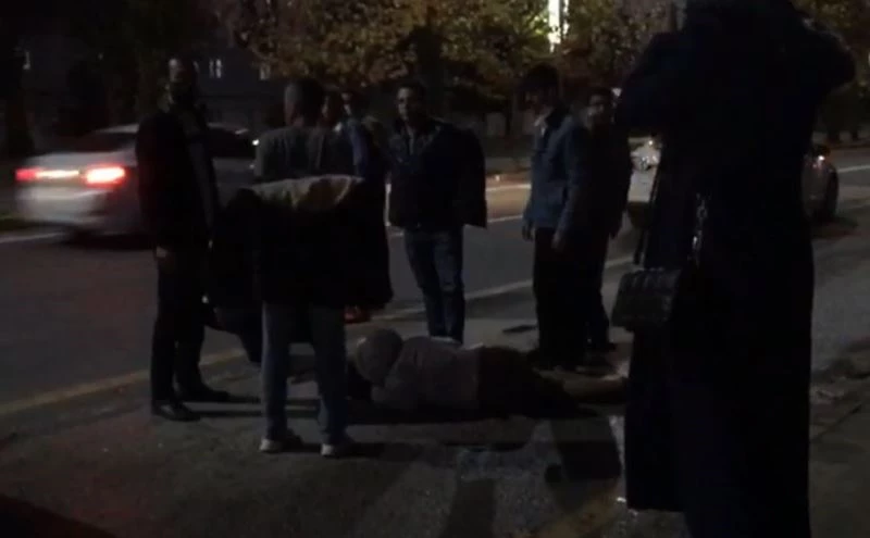 Kazada yaralanan kadının üzerini montlarıyla örttüler
