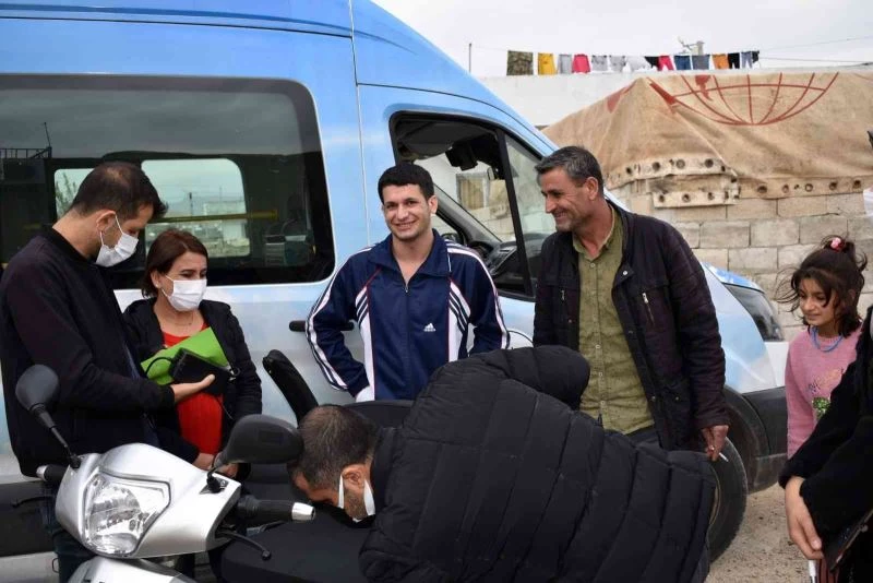 Mardin’de yürüme güçlüğü yaşayan Feryat’ın yüzü güldürüldü
