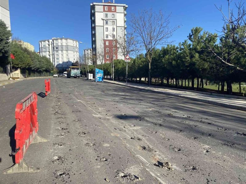 Beylikdüzü’nde vatandaşlar sürekli bozulan yollardan şikayetçi
