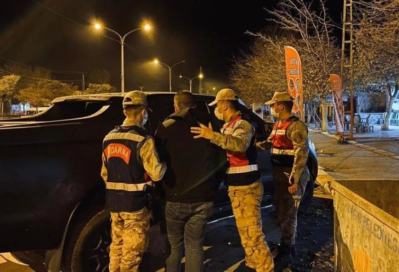 Sahte yüzbaşıyı gerçek yüzbaşı yakaladı
