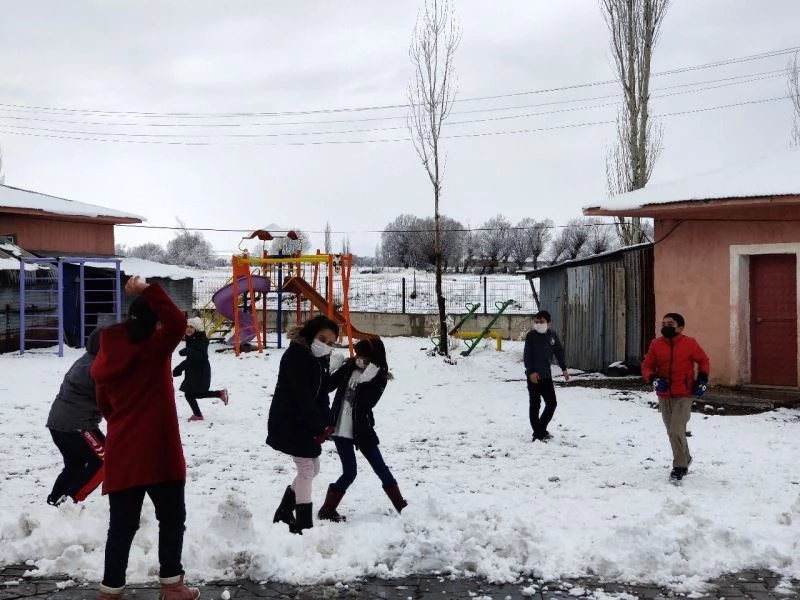 Kar sürücülere çile çocuklara neşe oldu
