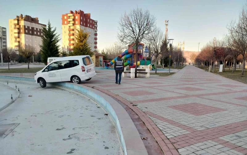 Alkollü sürücü aracıyla sokak zannedip parka girdi
