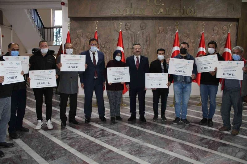 Hibe çeklerini Vali Aksoy’un elinden aldılar
