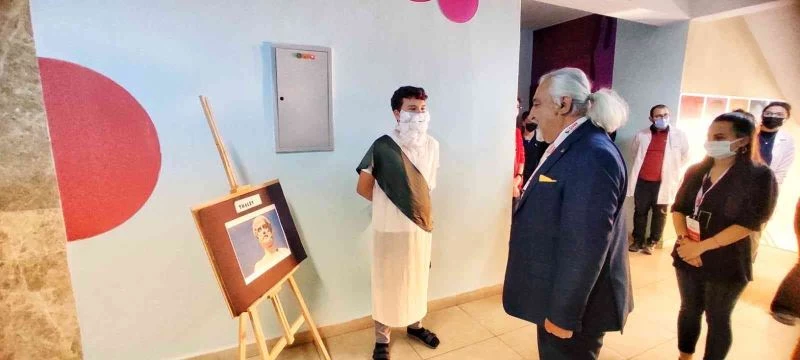 Ünlü Alman filozof Nietzsche’yi canlandıran öğrenci büyük ilgi gördü
