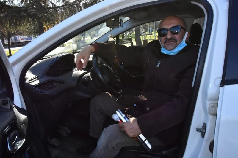 Görme engelliler araç kullanmanın heyecanını yaşadılar
