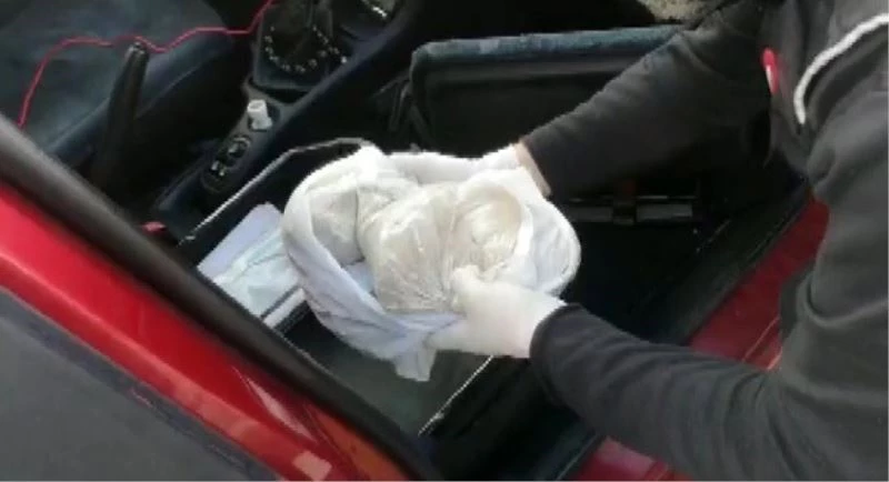 Araç içerisine zulalanan eroini, narkotik köpeği Dino buldu
