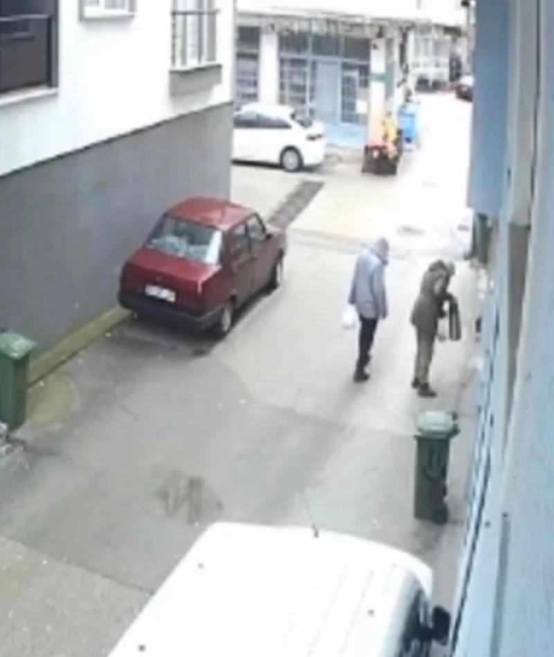 Bursa’da bin lira değerinde termos hırsızlığı kamerada
