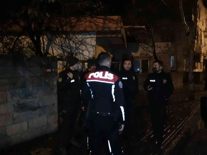 İkamete giren hırsız pencereden kaçtı
