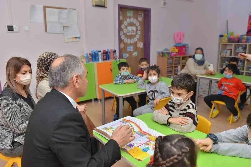Milli Eğitim Müdürü Gürtürk, öğrencilere masal okudu
