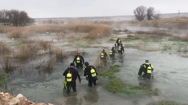  Dışarda olanlar üşürken suya dalanlar ısınıyor
