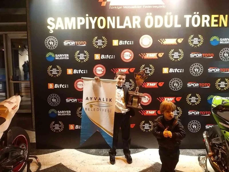 10 yaşındaki Ayvalıklı motosikletçi kupasına kavuştu
