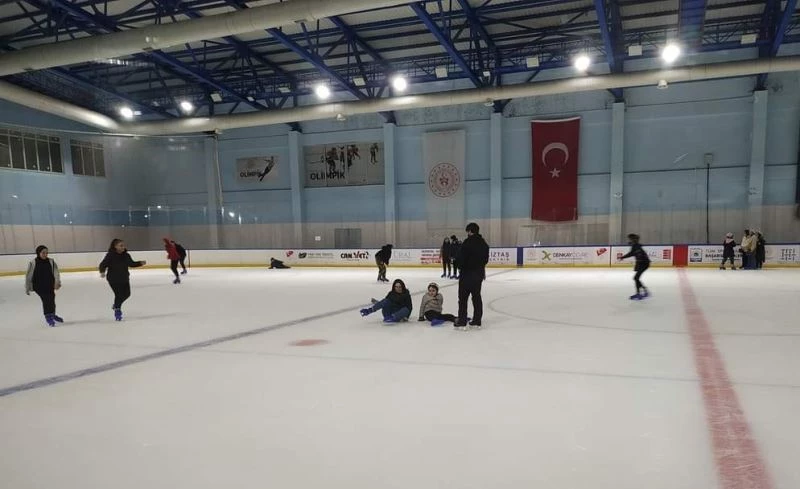 Büro Memur-Sen’den çocuklara buz pateni faaliyeti
