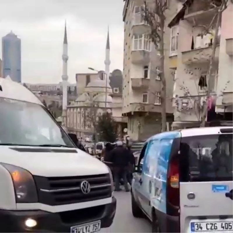 İki sürücünün yol verme kavgasını vatandaşlar güçlükle ayırdı
