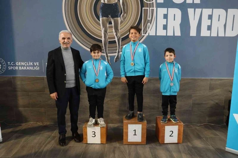 Ümraniye’de genç yüzücülerin şampiyonluk mücadelesi nefes kesti
