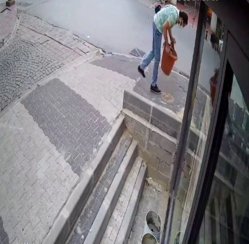 Maltepe’de esnafa hırsız şoku: Yoldan geçerken saksıyı çaldı
