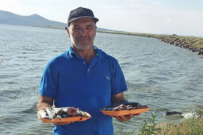 Doğa sever tır sürücüsünden geriye ayı beslerken çektiği görüntüler kaldı
