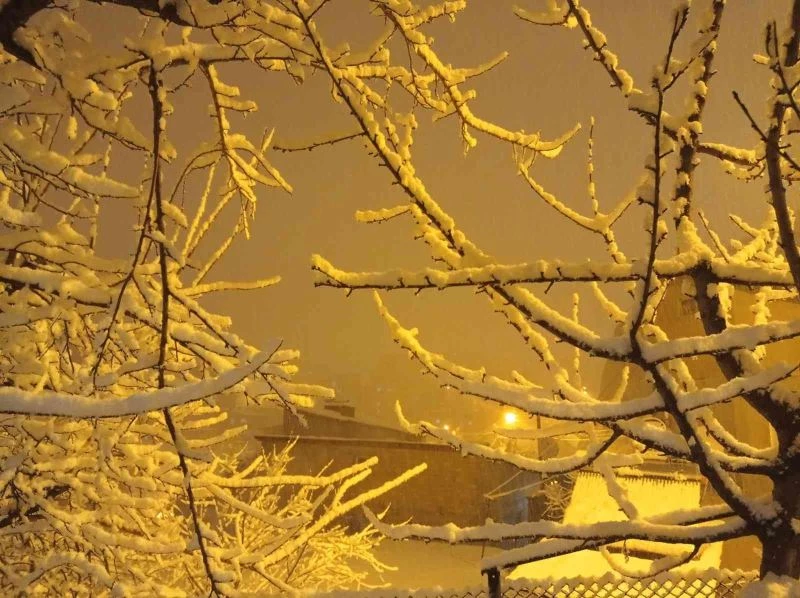 Hakkari’de valiliğin kar uyarısının ardından yağış başladı
