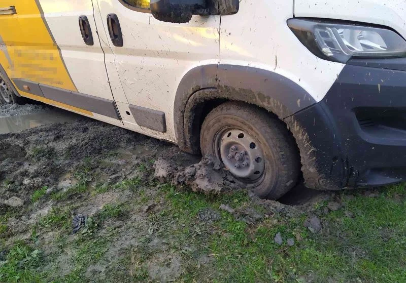 Navigasyon yanlış yönlendirdi, çamura saplandı
