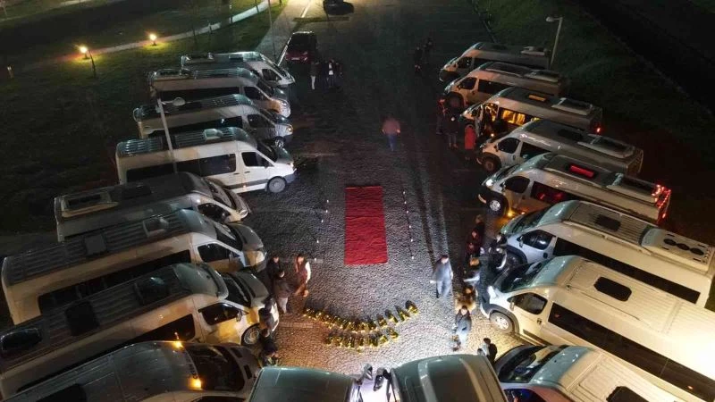 Görülmemiş evlenme teklifi: Servis araçlarıyla evlenme teklif etti
