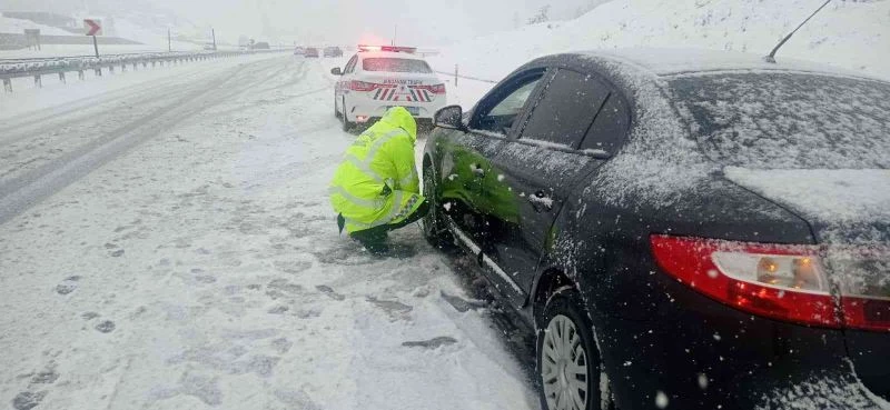Araçlarıyla yolda kalan sürücülerin yardımına jandarma koştu

