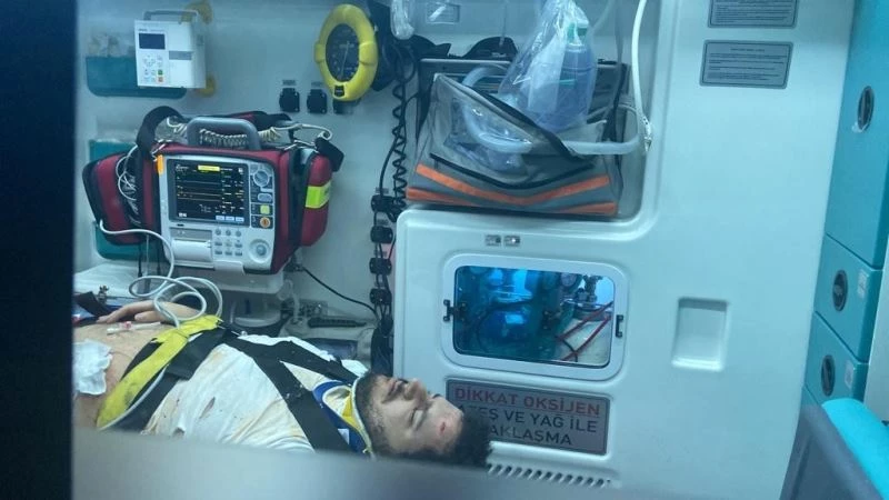 Bakırköy’de virajı alamayan otomobil yön tabelası direğine uçtu: 1 yaralı
