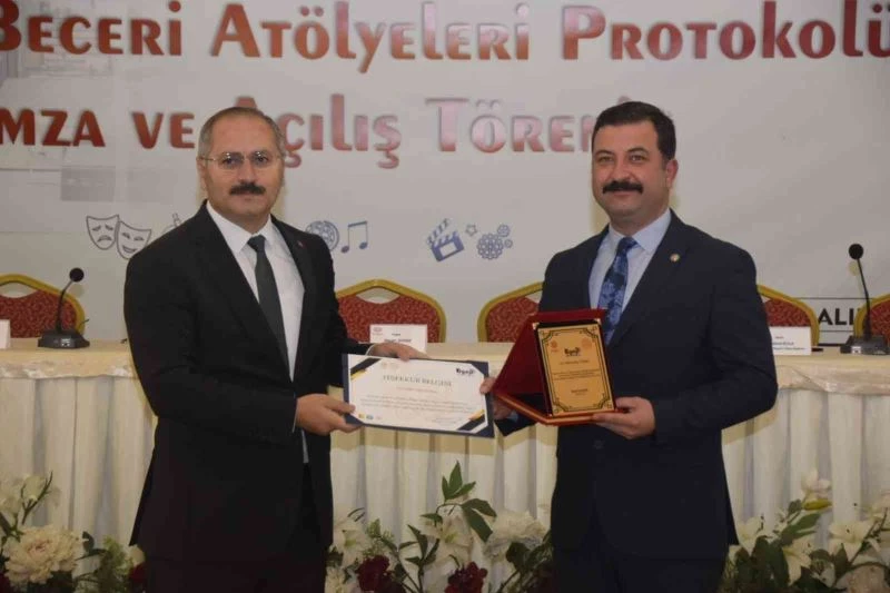 MHP’ye ’Tasarım Beceri Atölye’sine katkı plaketi
