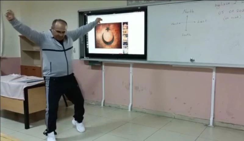 Beden eğitimi öğretmeni sınıfta harmandalı oynadı
