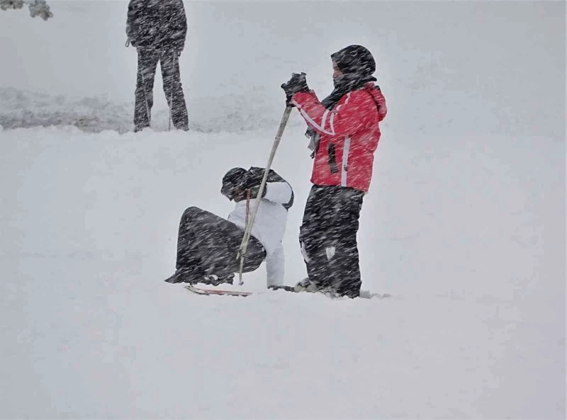 Uludağ’da düşe kalka kayak keyfi
