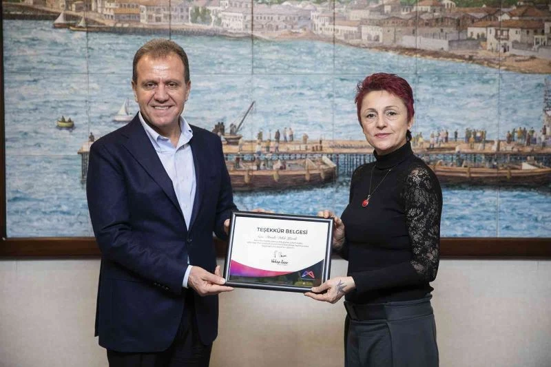 Tavsiyeleriyle fenomen olan nikah memuruna Başkan Seçer’den teşekkür belgesi
