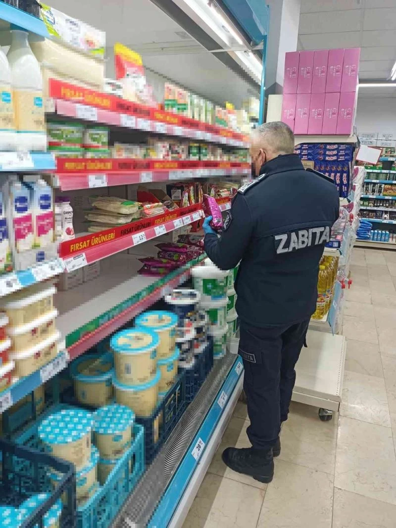 Zincir markette tarihi geçmiş ürüne el kondu
