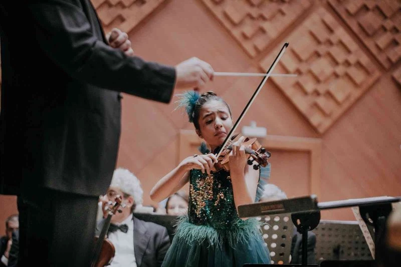 14 yaşındaki Elif’ten uluslararası müzik yarışmalarında birincilik
