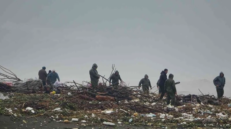 Asi Nehri taştı, bahçeleri bastı
