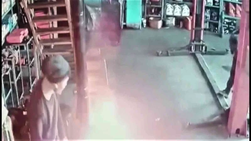 Sobaya döktüğü benzinle az kalsın hem kendi hem yeğeni yanıyordu
