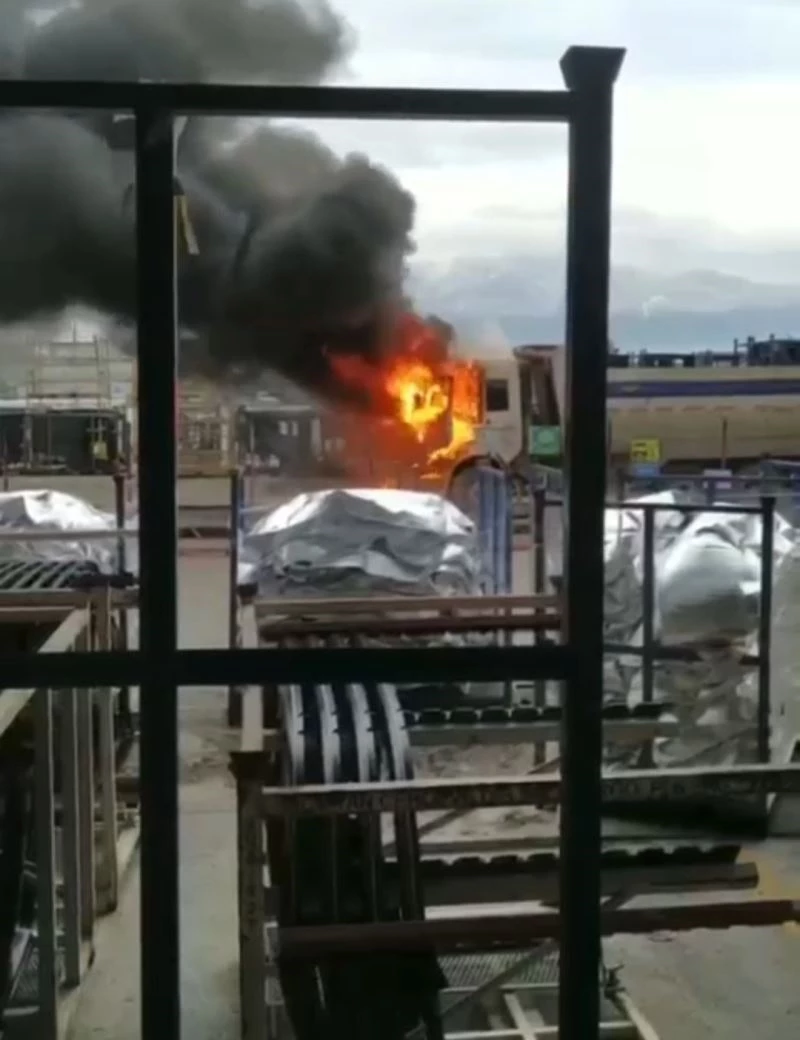 (Özel) Fabrikaya mal indiren kamyon alev alev yandı
