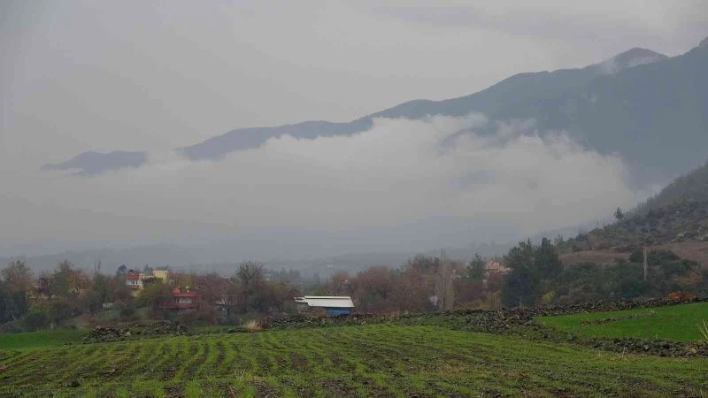 Yağmur sonrası sis bulutları ile şelale görsel şölen sundu
