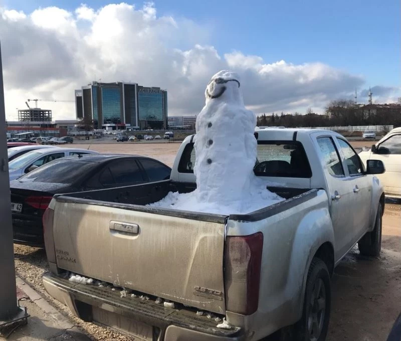 Kamyonet kasasındaki kardan adam görenleri şaşırttı
