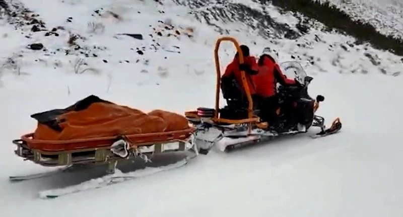 Karın kapattığı yolları aşarak hamile kadını hastaneye yetiştirdiler
