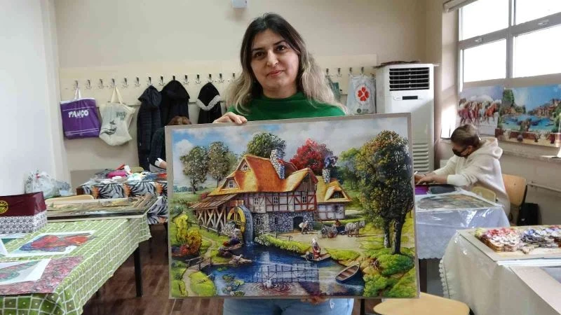 Rölyef kursunda eserler üç boyutlu hale getiriliyor
