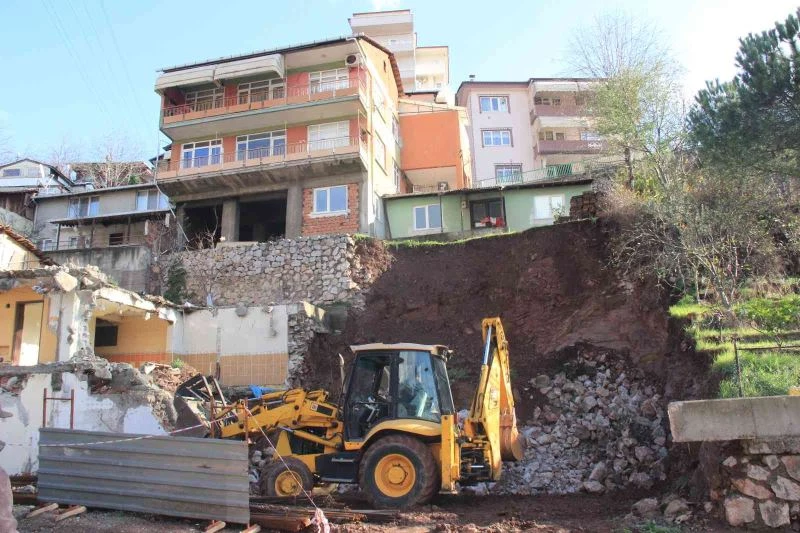 Çöken istinat duvarında çalışmalar devam ediyor
