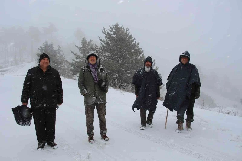 Doğa severlerin kar yağışında yürüyüş keyfi
