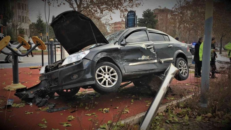 Çocuğa çarpmamak için direksiyonu kırdı, direğe çaptı: 3 yaralı
