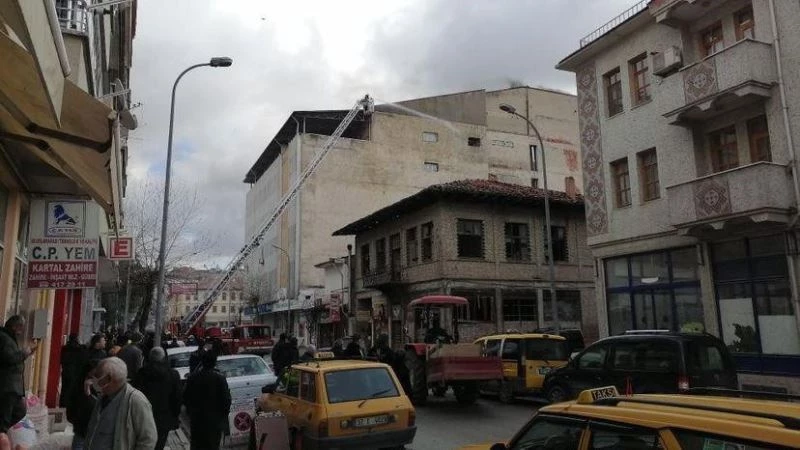 İş merkezinde kokutan yangın
