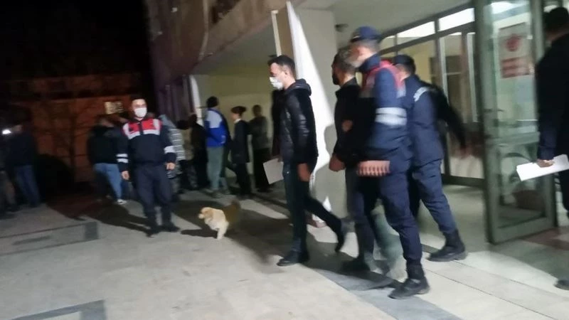 Kahvehane önünde gerginlik: 3 tutuklama
