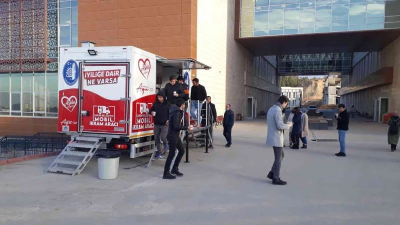 Belediye’nin sıcak çorba ikramı taktir topluyor
